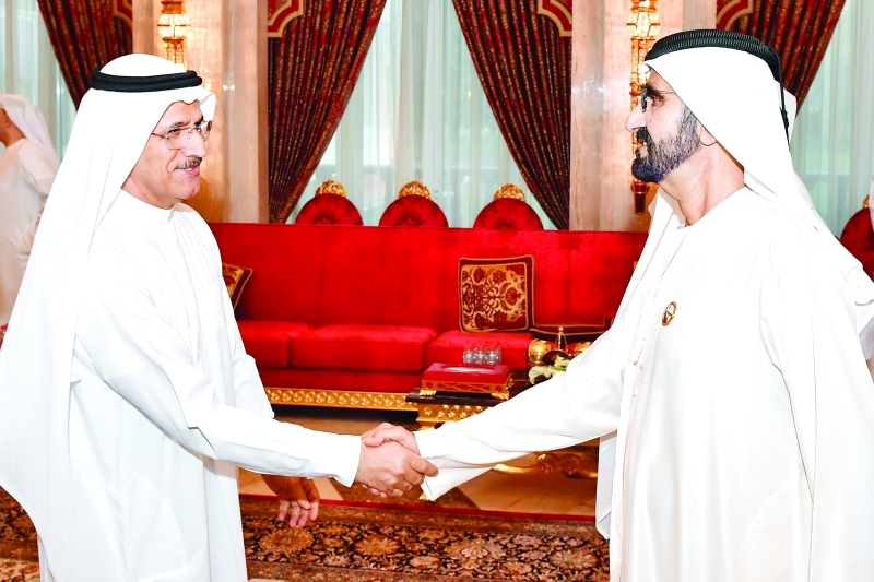"محمد بن راشد مصافحاً سلطان المنصوري"