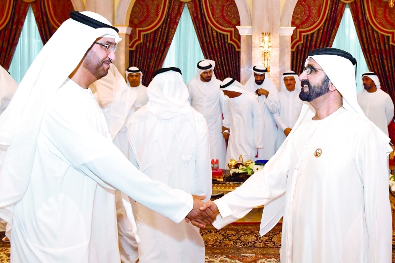 "محمد بن راشد مصافحاً سلطان الجابر"