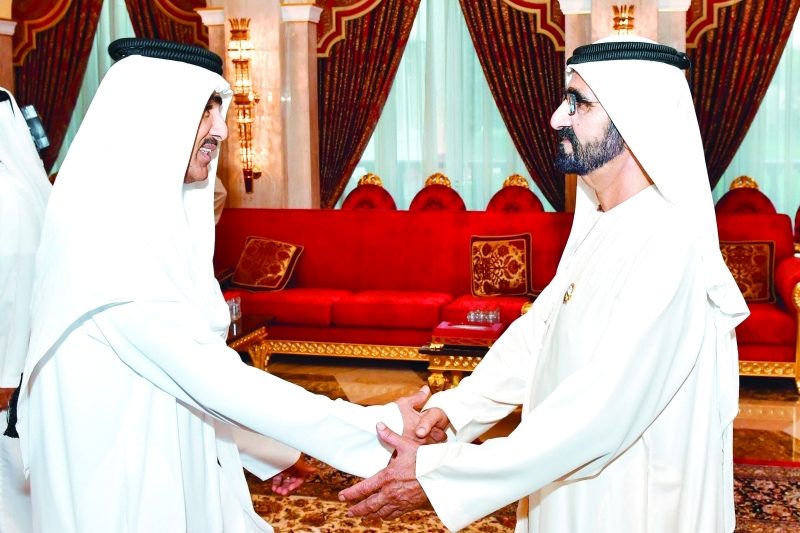 "محمد بن راشد يصافح أحمد الزعابي"