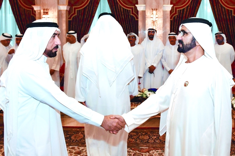 "سموه مصافحاً سيف الشعفار"