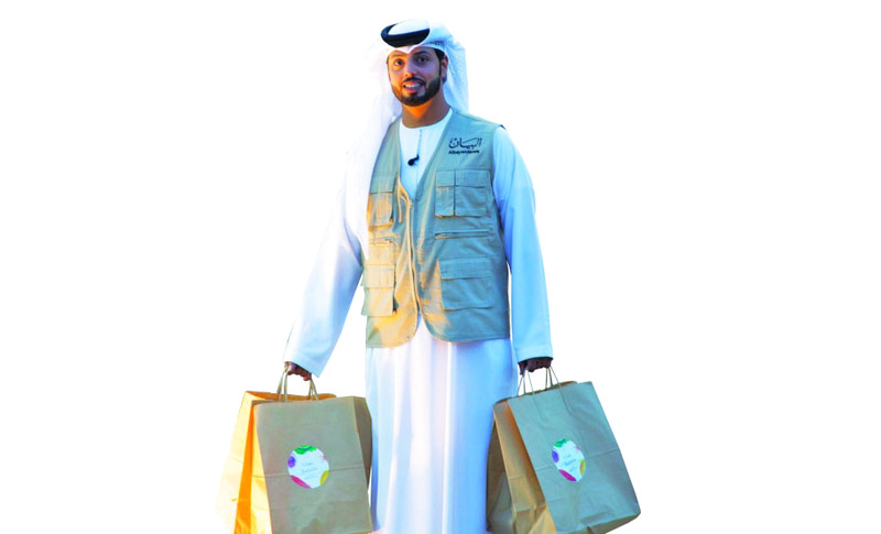حامد المعشني.. إعلامي يحضّر ويوزّع وجبات الإفطـار على عمال دبي