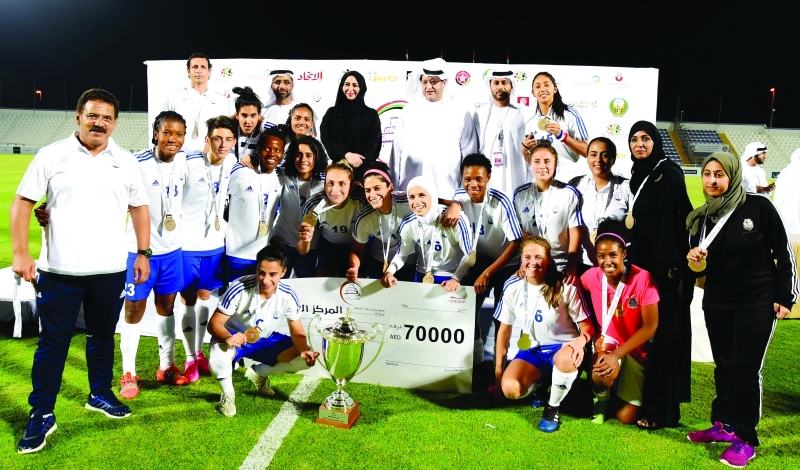 "■ سعيد بن طحنون مع الفريق البطل على منصة التتويج | البيان"