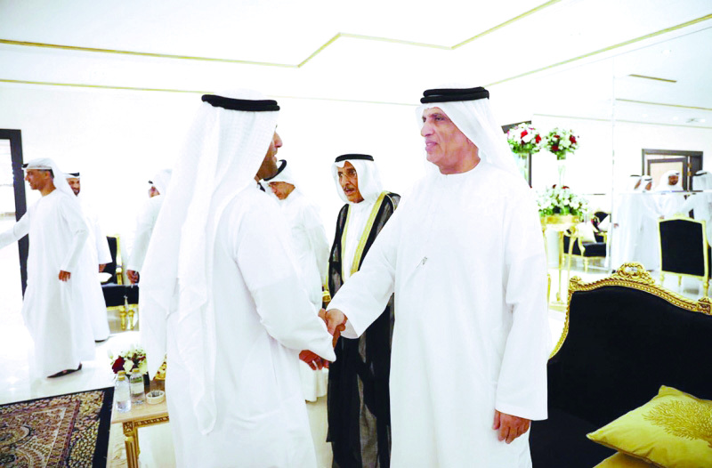 "Ⅶ سعود بن صقر مستقبلاً المهنئين"