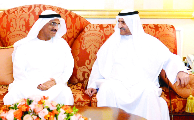 "Ⅶ حمد الشرقي في حديث مع عبد الله النعيمي خلال الاستقبال"