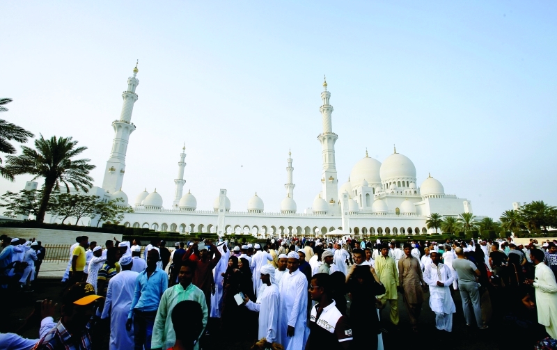 "الناس يتوافدون للمسجد من كل حدب وصوب تصوير مجدي اسكندر"