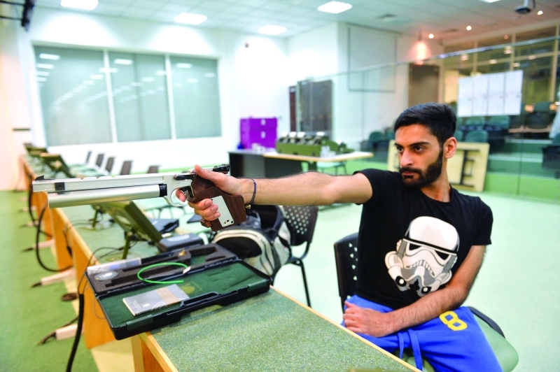 "صالح يتدرب على الرماية بكل حماس"