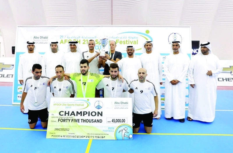 "■ عارف العواني والمسؤولون مع الفريق الفائز عقب التتويج | البيان"