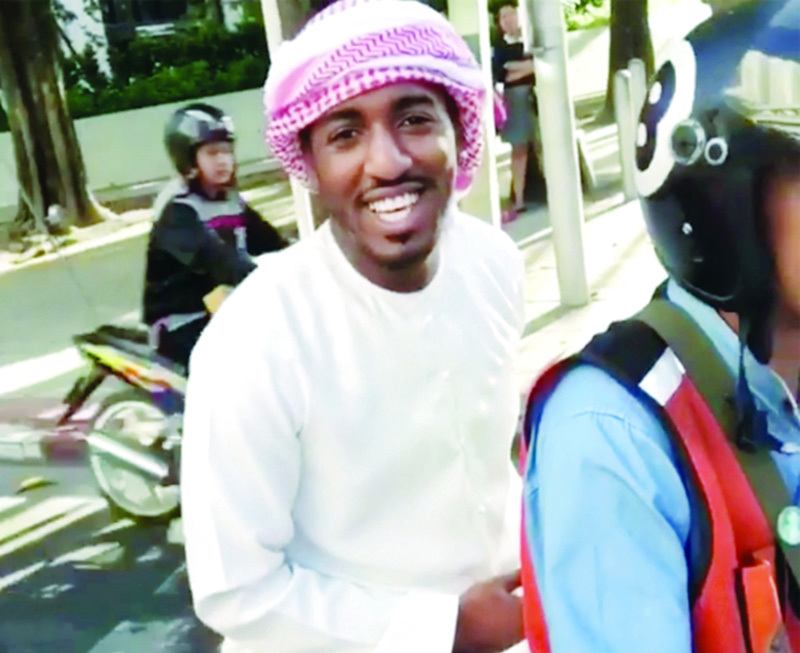 "■ مشجع إماراتي في طريقه إلى ملعب المباراة | البيان"