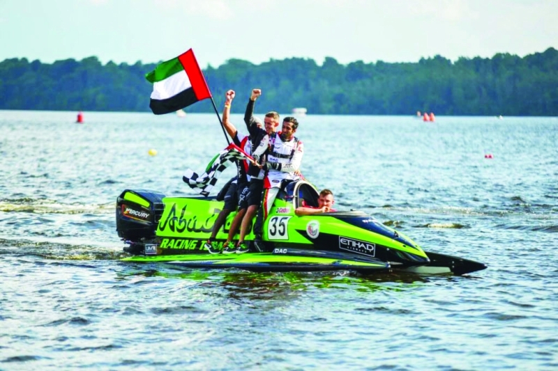 "علم الإمارات يرفرف في مياه ليتوانيا"