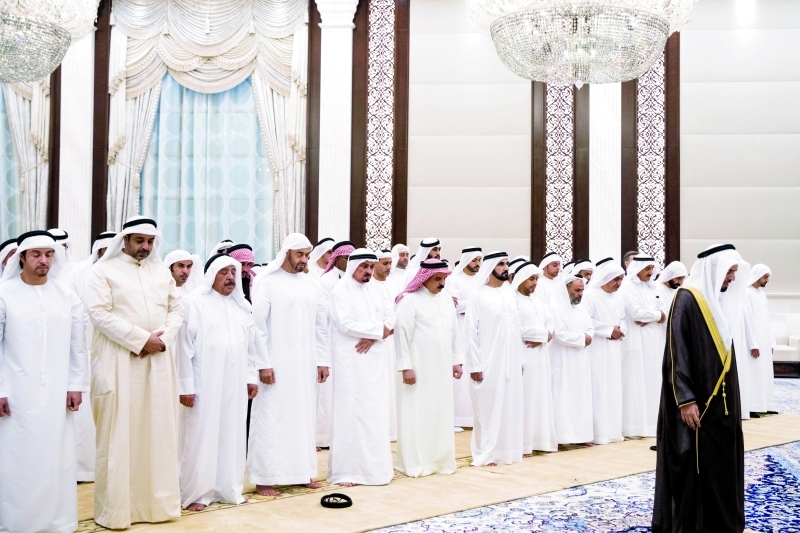 "■ محمد بن راشد ومحمد بن زايد وحمد بن عيسى وحميد النعيمي وهزاع بن زايد \t\tيؤدون الصلاة"