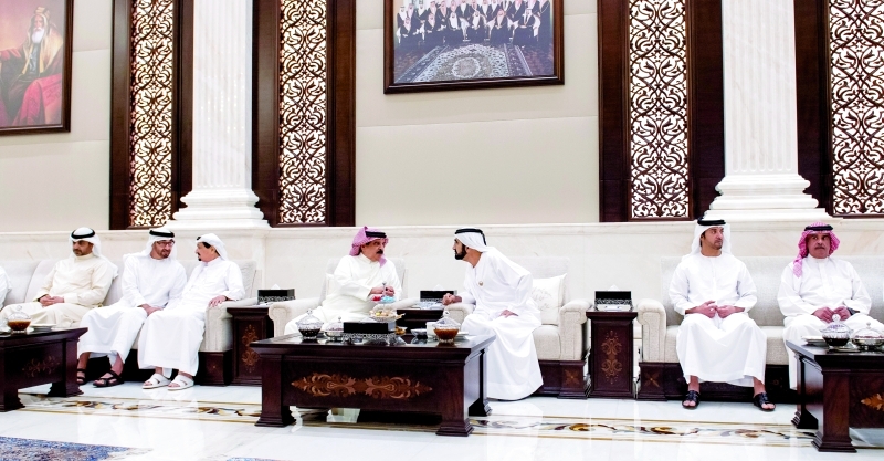 "■ محمد بن راشد ومحمد بن زايد وحمد بن عيسى وحميد النعيمي وهزاع بن زايد خلال اللقاء"