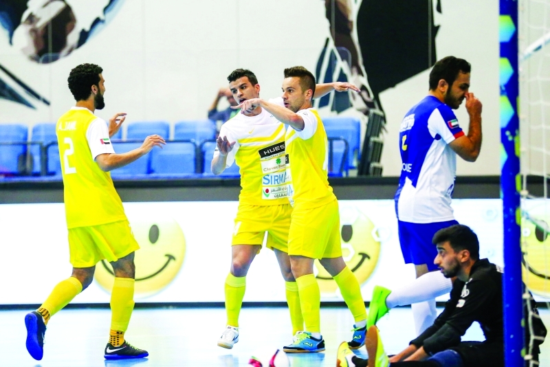 "■ فرحة لاعبي الطاهر بالتأهل"