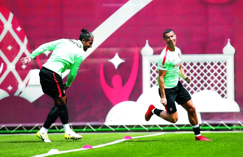 "■ رونالدو أمل المنتخب البرتغالي في كأس القارات | أ ف ب"