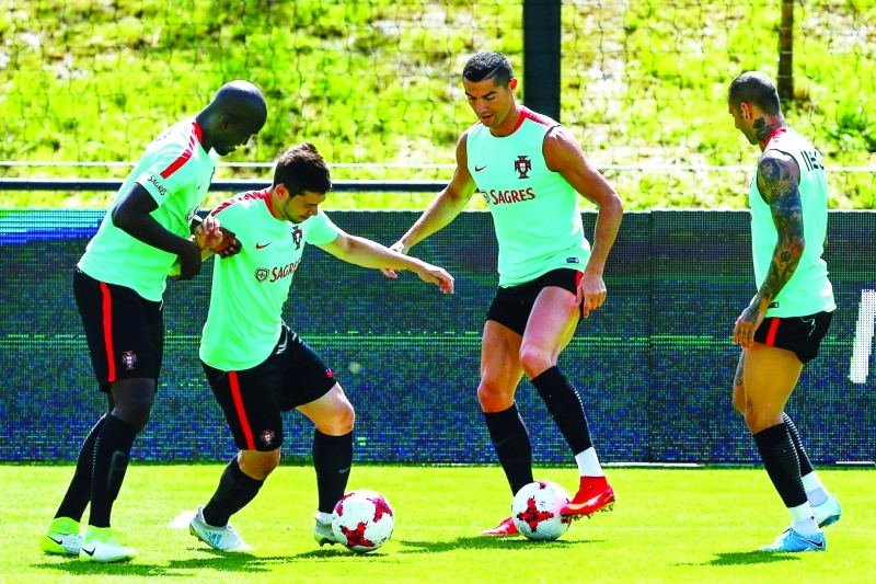 "■ رونالدو وزملاؤه خلال تدريبات المنتخب البرتغالي استعداداً لكأس القارات | أ ف ب"