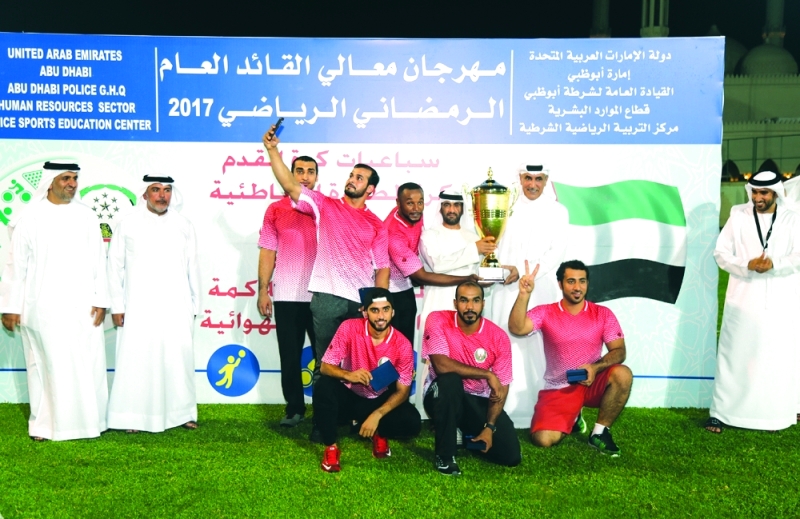 "■ محمد خلفان الرميثي يتوج الفريق الفائز بالبطولة | البيان"