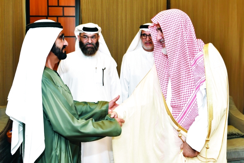 "محمد بن راشد مصافحاً صالح آل الشيخ بحضور سعيد حارب وسامي قرقاش | تصوير: سيف محمد"