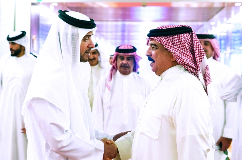 "هزاع بن زايد لدى وداعه حمد بن عيسى | من المصدر"