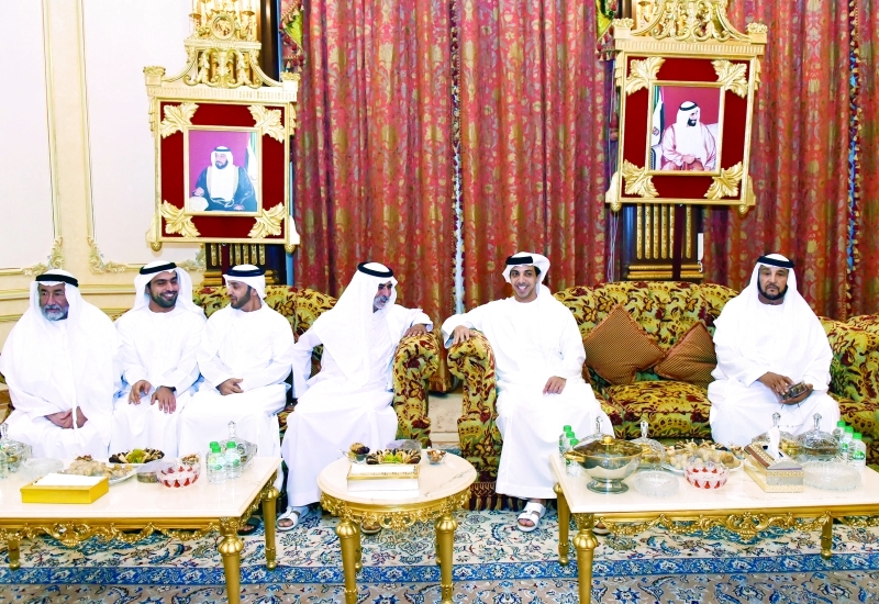 "منصور بن زايد خلال المأدبة بحضور نهيان بن مبارك ومحمد بن بطي | وام"