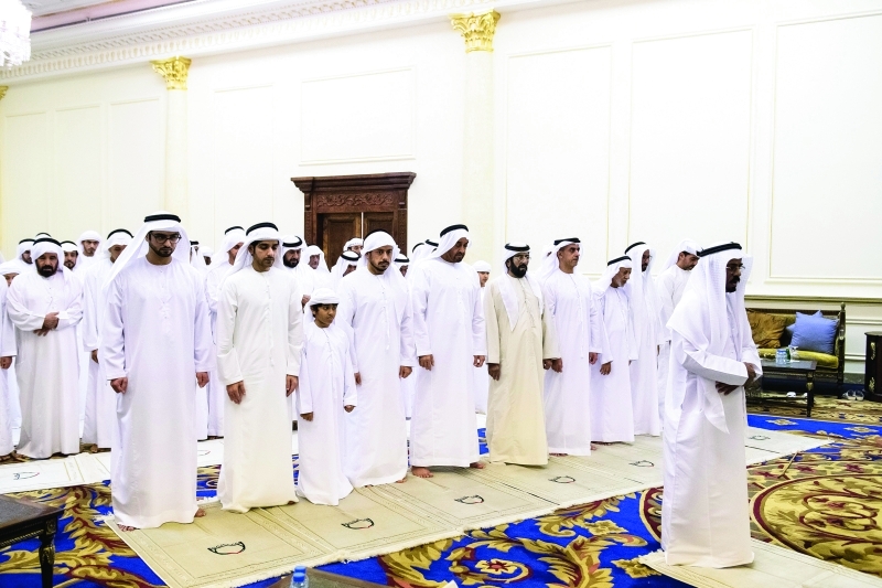"محمد بن زايد وطحنون بن محمد وسيف وحامد بن زايد وسلطان وهزاع بن طحنون أثناء الصلاة"