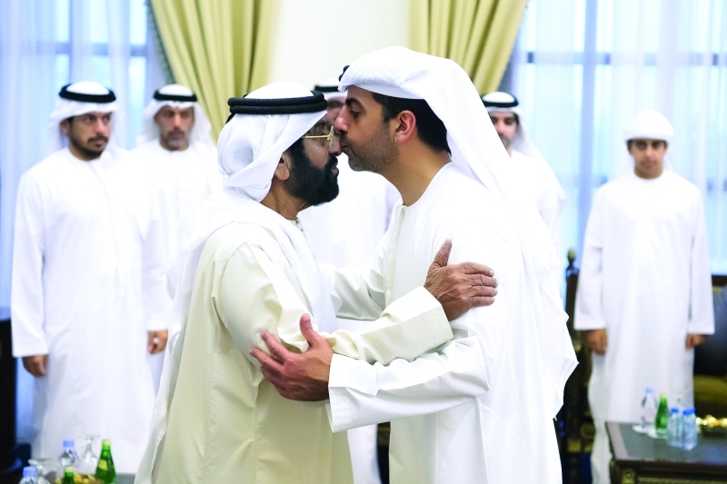 "طحنون بن محمد متقبلاً تهاني حامد بن زايد"
