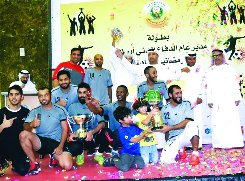 "■ الأنصاري أثناء تكريم الفرق الفائزة | البيان"