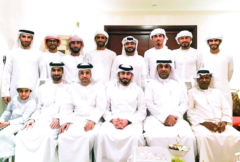 "رئيس وأعضاء اتحاد الدراجات مع اللاعبين | البيان"