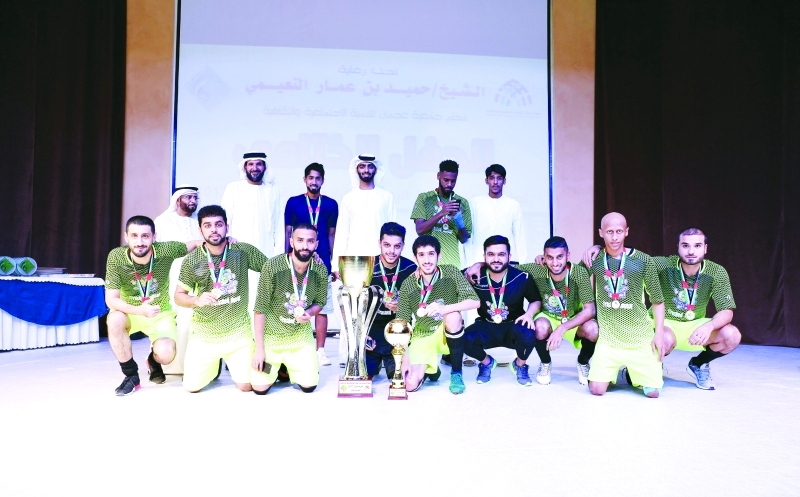 "■ حميد بن عمار يتوسط الفريق البطل بعد التتويج | البيان"