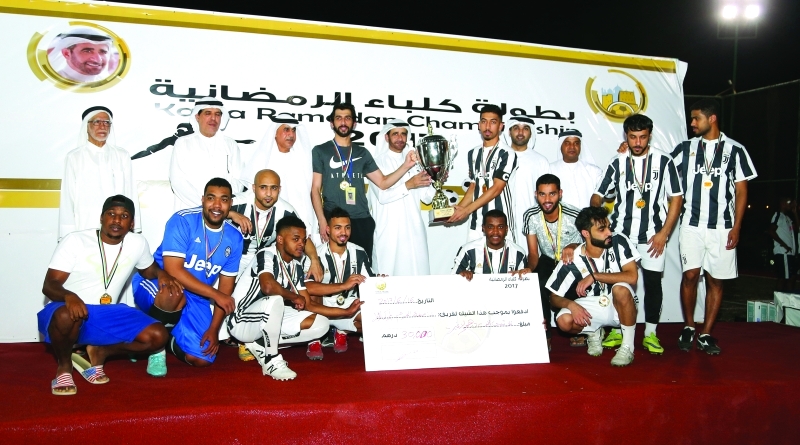 "■ هيثم القاسمي يتوج فريق عاصفة الحزم بكأس البطولة | تصوير: زيشان أحمد"