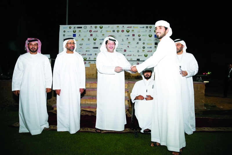 "■ سعيد بن طحنون يتوج أحد المشاركين في البطولة | البيان"