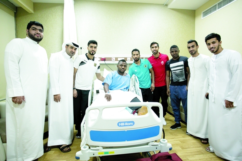 "■ جانب من زيارة وفد شباب الأهلي- دبي للاطمئنان على إسماعيل الحمادي | البيان"