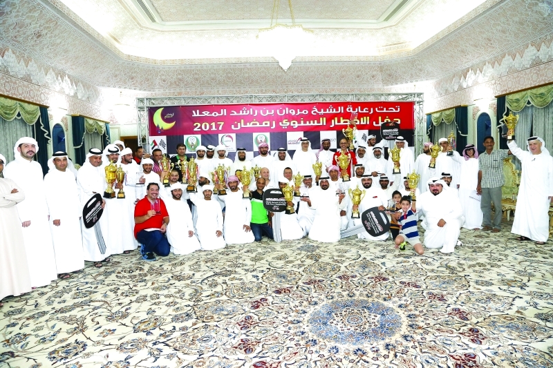 "■ مروان المعلا يتوسط الفائزين في البطولات بعد التتويج | تصوير- غلام كاركر"