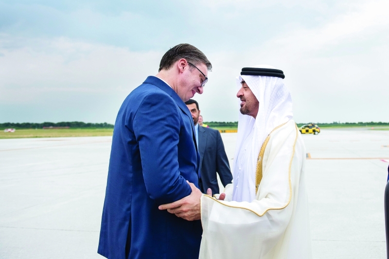"محمد بن زايد مصافحاً الرئيس الصربي لدى وصوله بلغراد | وام"