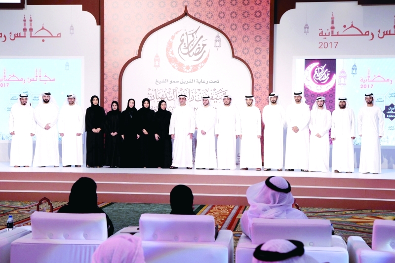 "سيف بن زايد في لقطة جماعية مع المكرمين بحضور شما المزروعي | تصوير مجدي إسكندر"