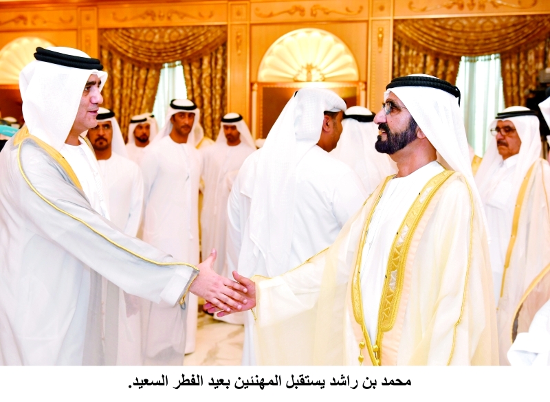 "سموه مصافحاً عصام الحميدان"