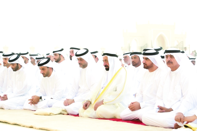 "■ سلطان القاسمي وسلطان بن محمد بن سلطان وعبدالله بن سالم وسلطان بن أحمد القاسمي يستمعون لخطبة العيد | وام"