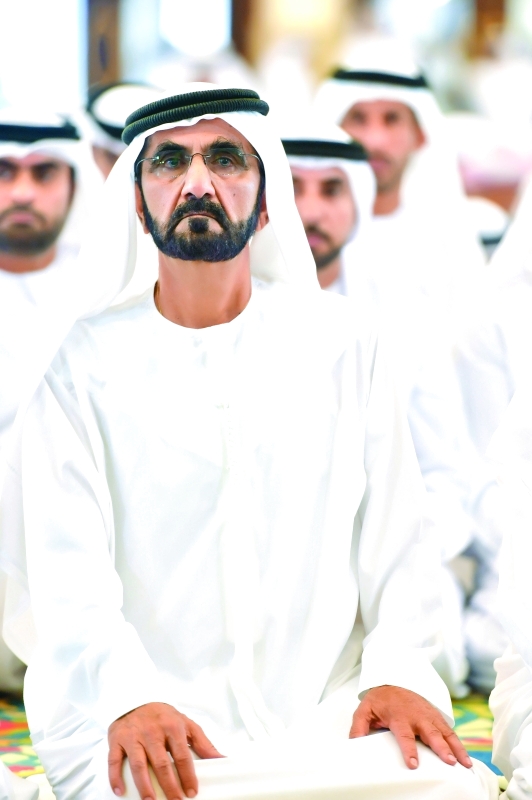 "محمد بن راشد يستمع إلى خطيب العيد"