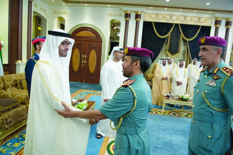 "محمد بن زايد مصافحاً خليفة الخييلي بحضور محمد الرميثي"