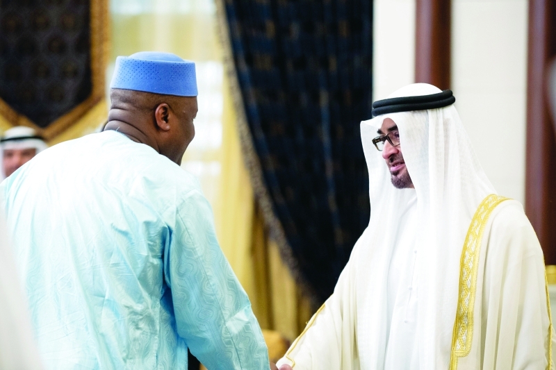 "محمد بن زايد مصافحاً المهنئين"