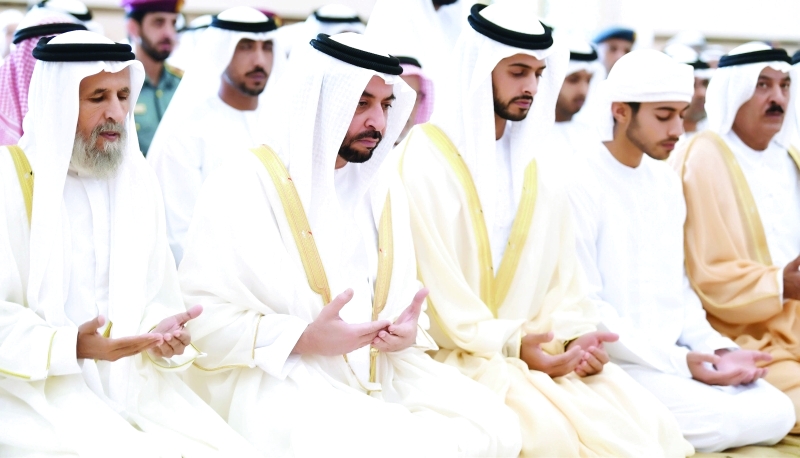 "■ حمدان بن زايد والشيوخ والمصلون يؤمنون على دعاء خطيب العيد | وام"