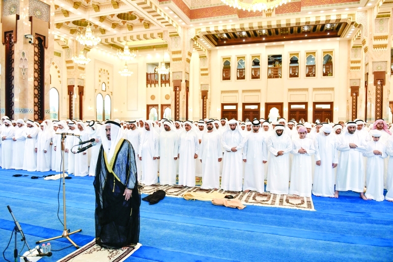 "محمد بن راشد والشيوخ والمسؤولين وجموع المصلين خلال أداء صلاة العيد"