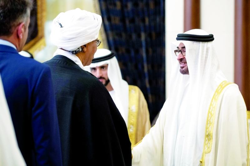 "محمد بن زايد خلال الاستقبال بحضور حمدان بن محمد"
