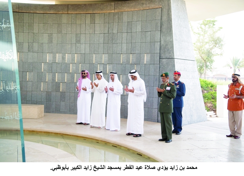 "محمد بن زايد وهزاع وطحنون ومنصور وحمد الرميثي وعبدالله الكتبي يقرؤون الفاتحة على أرواح الشهداء في واحة الكرامة | تصوير: حمد الكعبي"