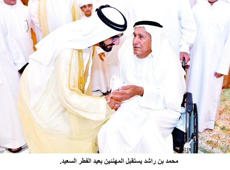 "محمد بن راشد مصافحاً أحد المهنئين من كبار السن"