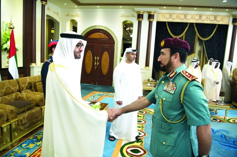 "محمد بن زايد مصافحاً سيف الشعفار"