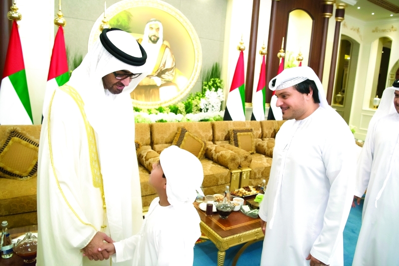 "محمد بن زايد يتلقى تهاني أحد الأشبال بالعيد"