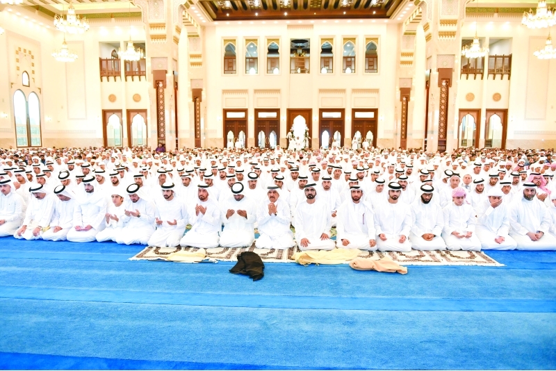 "محمد بن راشد وحمدان بن محمد وحمدان بن راشد وأحمد بن سعيد وأحمد ومنصور بن محمد ومحمد بن خليفة ومحمد الشيباني يؤمنون دعاء الخطيب"