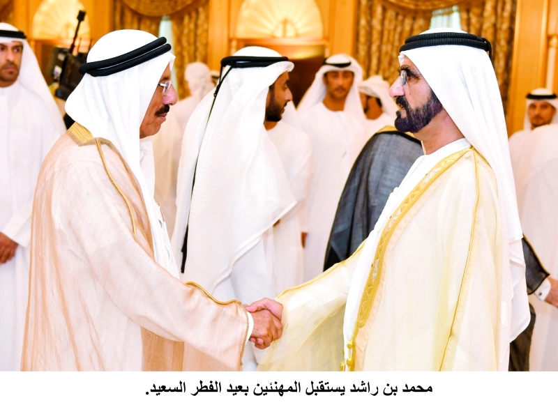 "سموه مصافحاً خلف الحبتور"