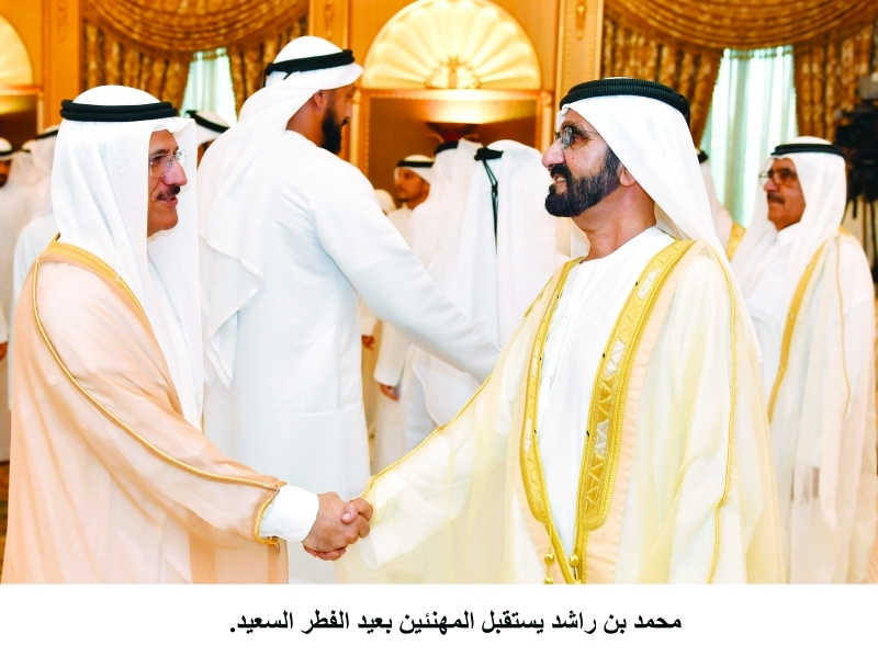 "محمد بن راشد يتقبل تهاني سلطان المنصوري بحضور حمدان بن راشد | تصوير: محمد هشام"