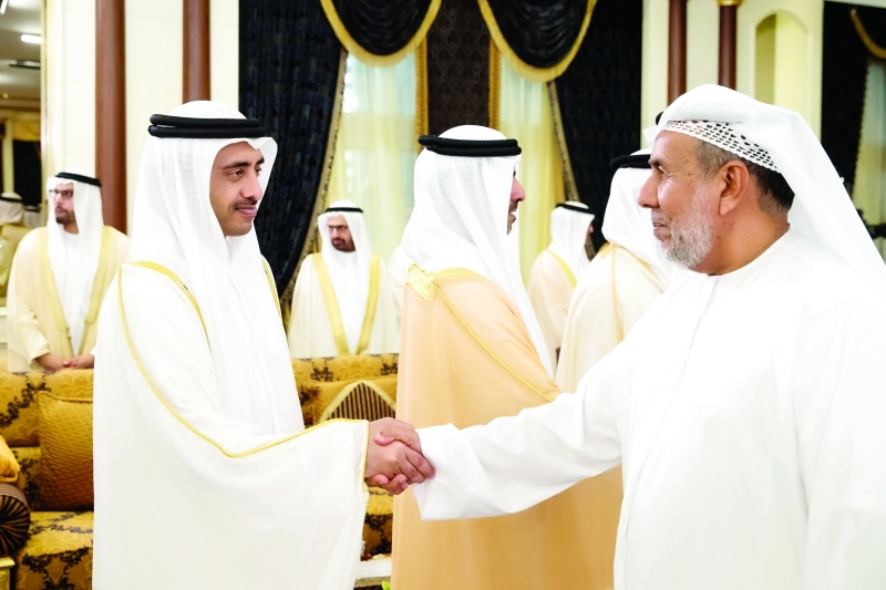 "عبد الله بن زايد مصافحاً المهنئين"