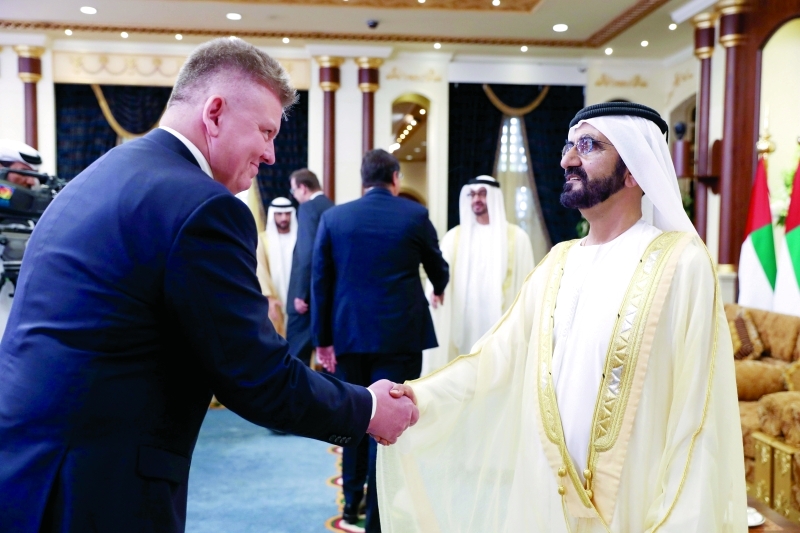 "محمد بن راشد ومحمد بن زايد خلال استقبال رؤساء البعثات الدبلوماسية والدولية بحضور حمدان بن محمد | تصوير خليفة اليوسف ووام"